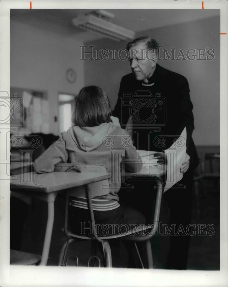 1978 Press Photo Bishop John K Mussio, teaching grammars - cva34586 - Historic Images