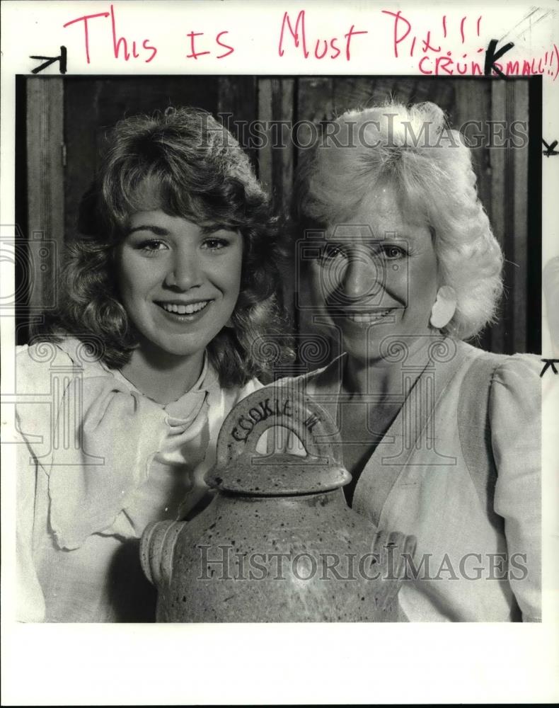 1982 Press Photo Cookie Marcus &amp; daughter Cathy- Fashions from off 7th Ave - Historic Images