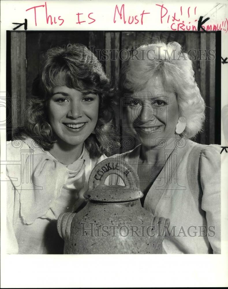 1982 Press Photo Cookie Marcus & daughter Cathy- Fashions from off 7th Ave - Historic Images