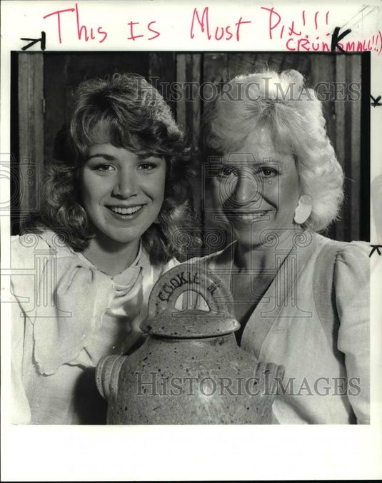 1982 Press Photo Cookie Marcus & daughter Cathy- Fashions from off 7th Ave - Historic Images