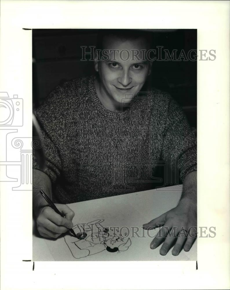 1990 Press Photo Artist Earl T Musick sketches Stamper as a sad Cleveland fan - Historic Images