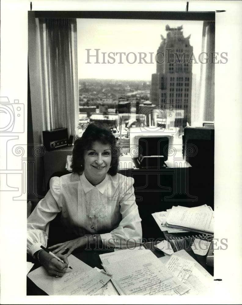 1987 Press Photo Lynda Manz, relocation manager for Ernst &amp; Whinnay - cva34609 - Historic Images