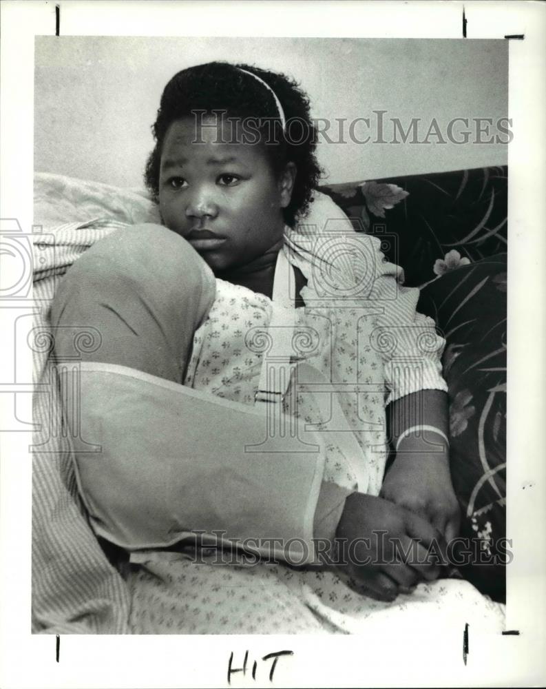 1989 Press Photo Marcia Marshall, struck by car at Patrick Henry High- grounds - Historic Images