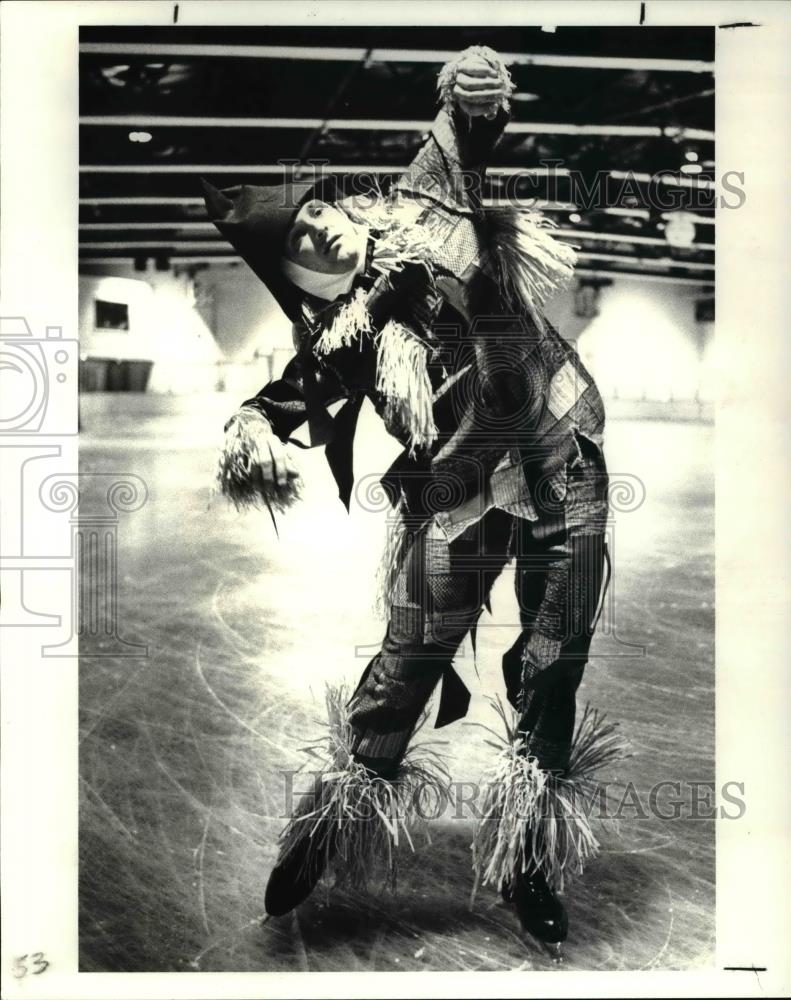 1987 Press Photo Bob Martien on skates as Tin Man - cva34625 - Historic Images