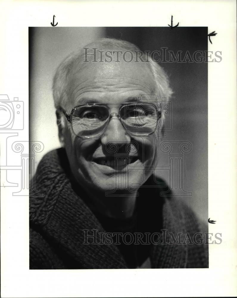 1985 Press Photo Leon Marinello retiring director-Little Theater on John Carrol - Historic Images