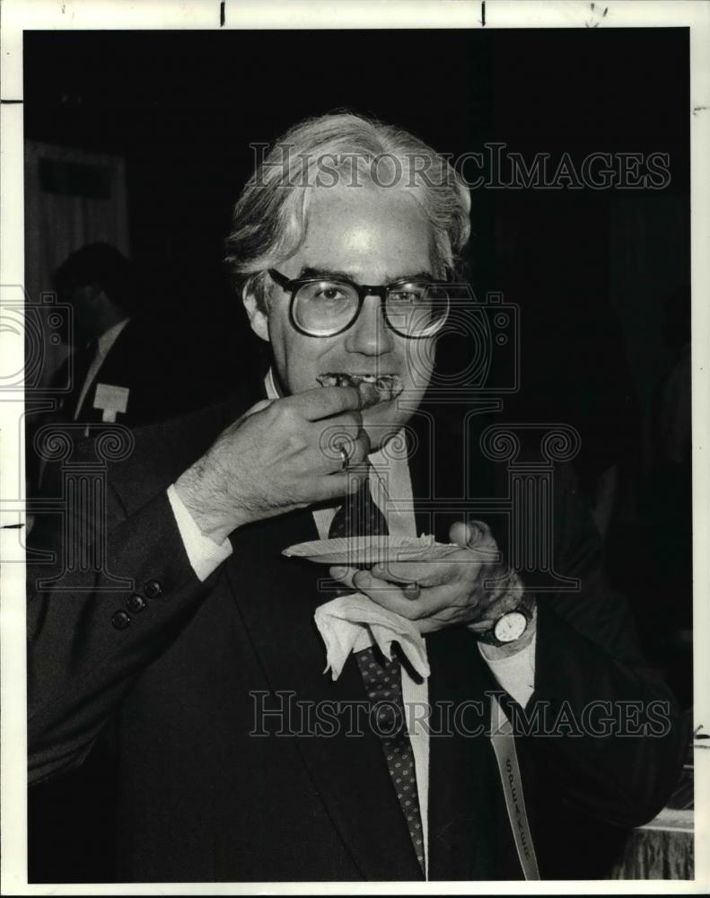 1985 Press Photo John Mariani samples Pizza Crust at Barbecue Food Show - Historic Images