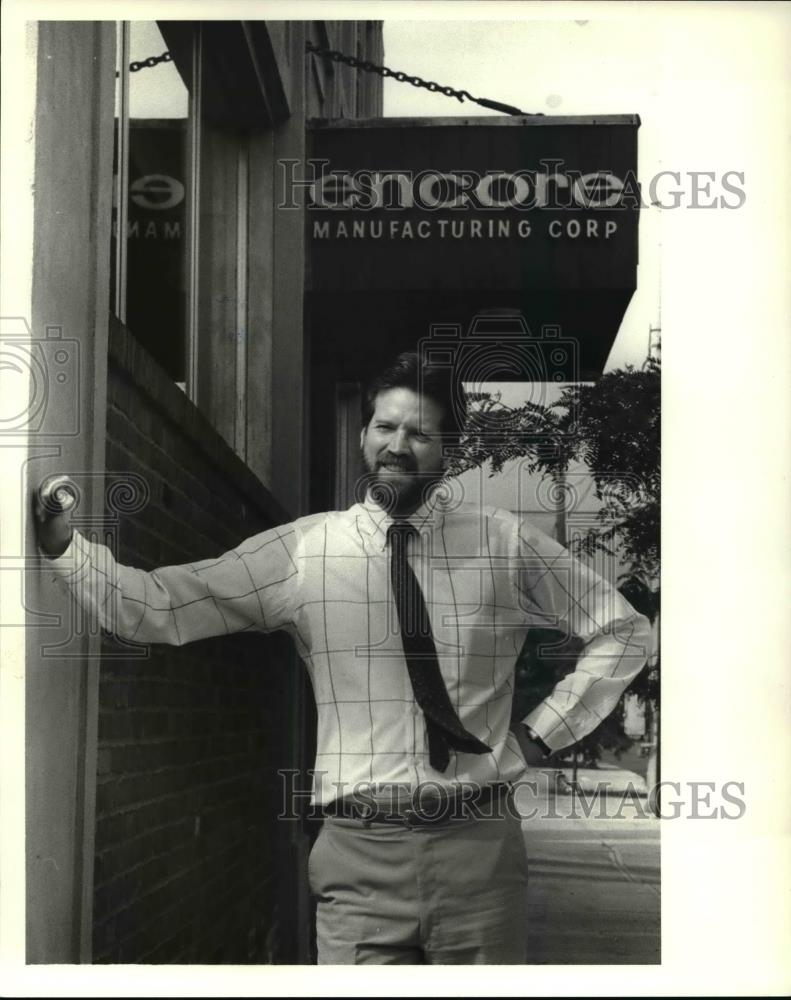 1988 Press Photo Dan Markus, President of Encore Manufacturing Corp - cva34647 - Historic Images