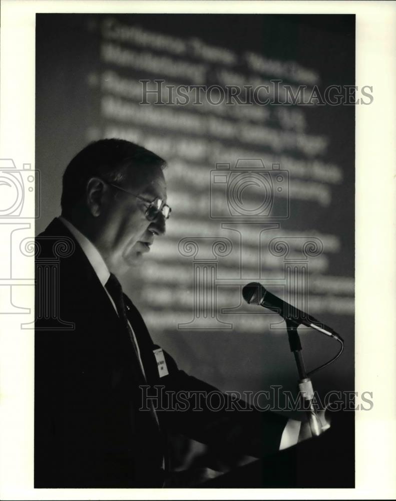 1990 Press Photo James E Marley, president of AMP at Stouffer Tower City Hotel - Historic Images
