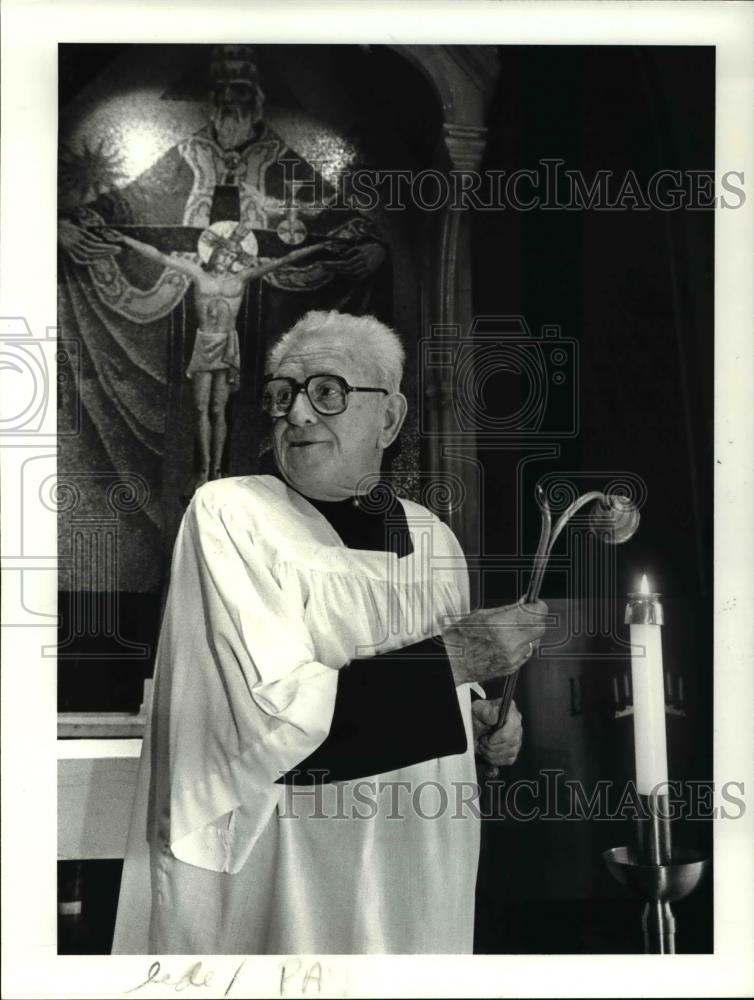 1986 Press Photo Patrick McGreever, 70yrs an altar boy - cva34665 - Historic Images