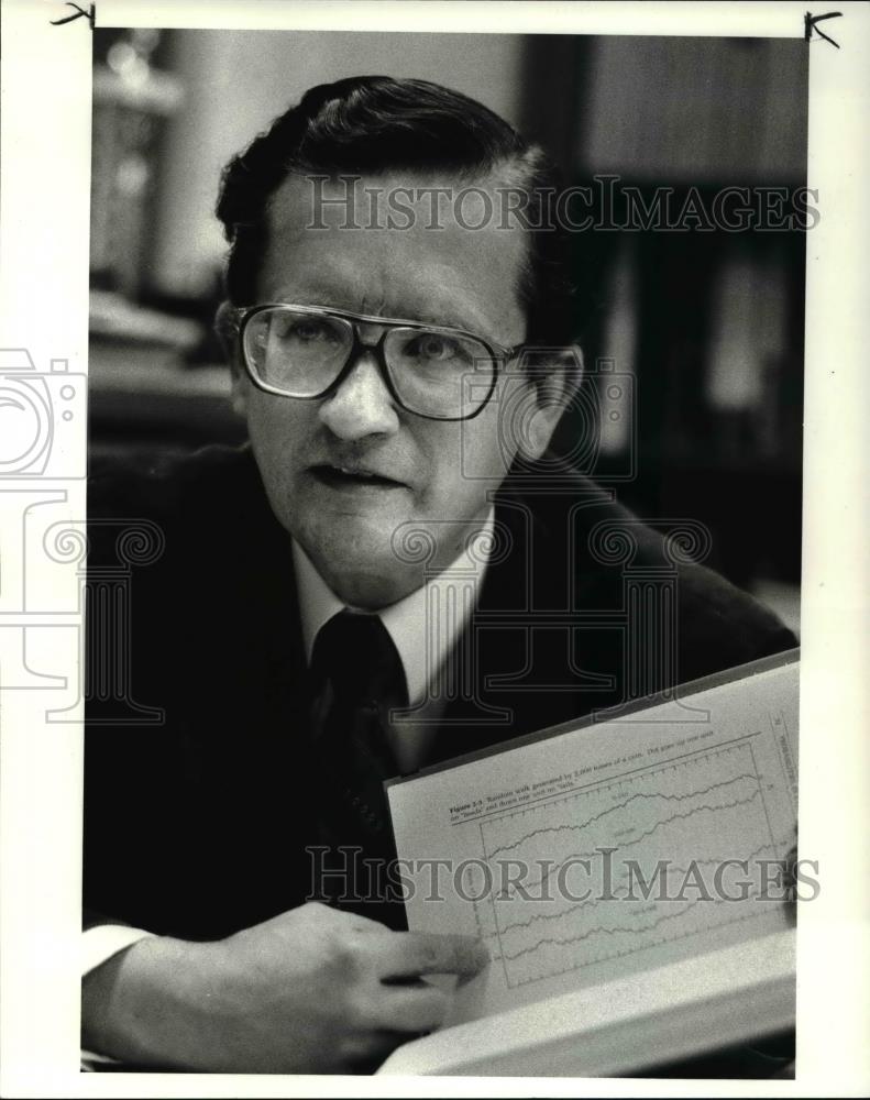 1986 Press Photo Prof John McGervey at CWRU wrote a book on odds- stock market - Historic Images