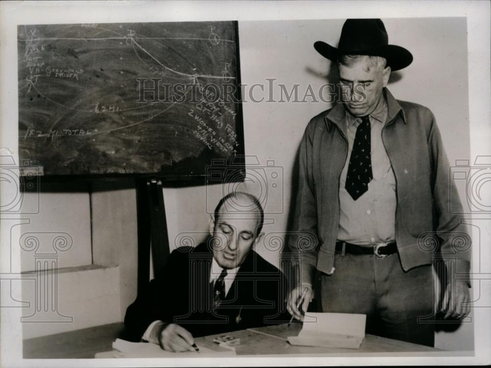 1938 Press Photo Police investigating murder of Mrs. Weston and her daughter - Historic Images