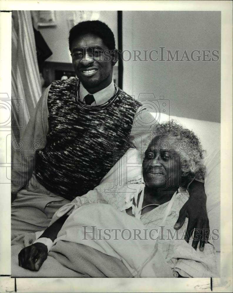1990 Press Photo Carl McFadden with his mother Mary Hill at Lake East Hospital - Historic Images