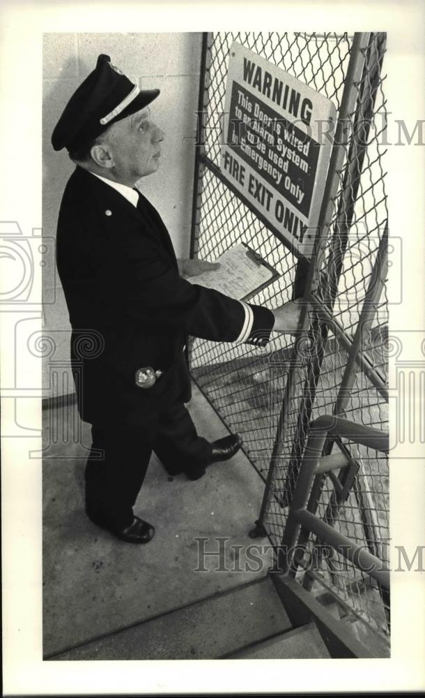 1980 Press Photo Cleveland Fire Capt Vincent Peterson inspects Bond Court Motel - Historic Images