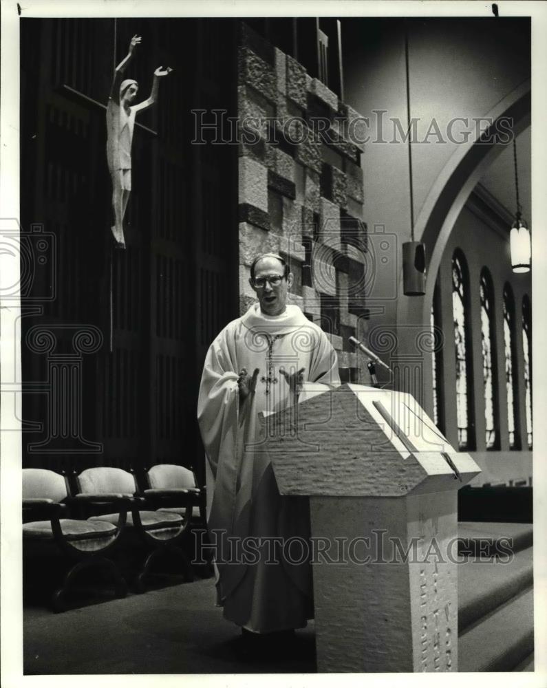 1982 Press Photo Bishop-elect A Edward Pevec at Borromeo College Seminary - Historic Images