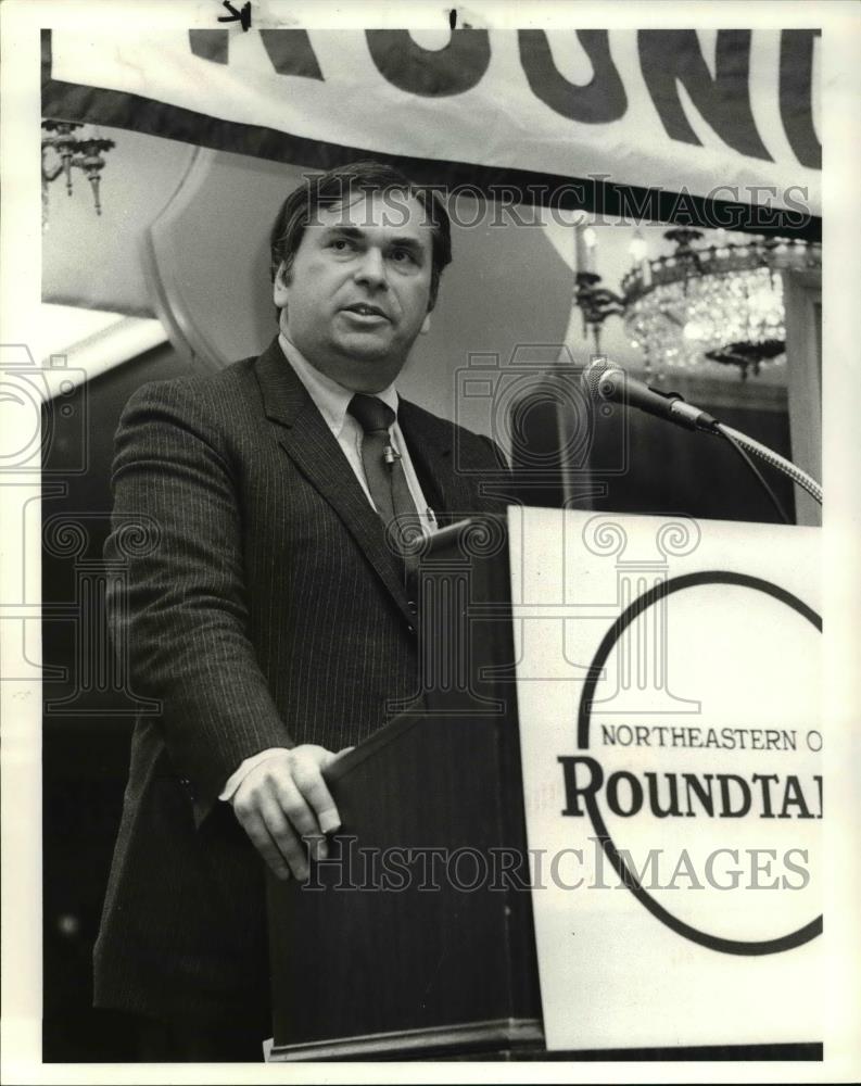1984 Press Photo Howard Phillips, speaks at The Pastors Forum Seminar - Historic Images