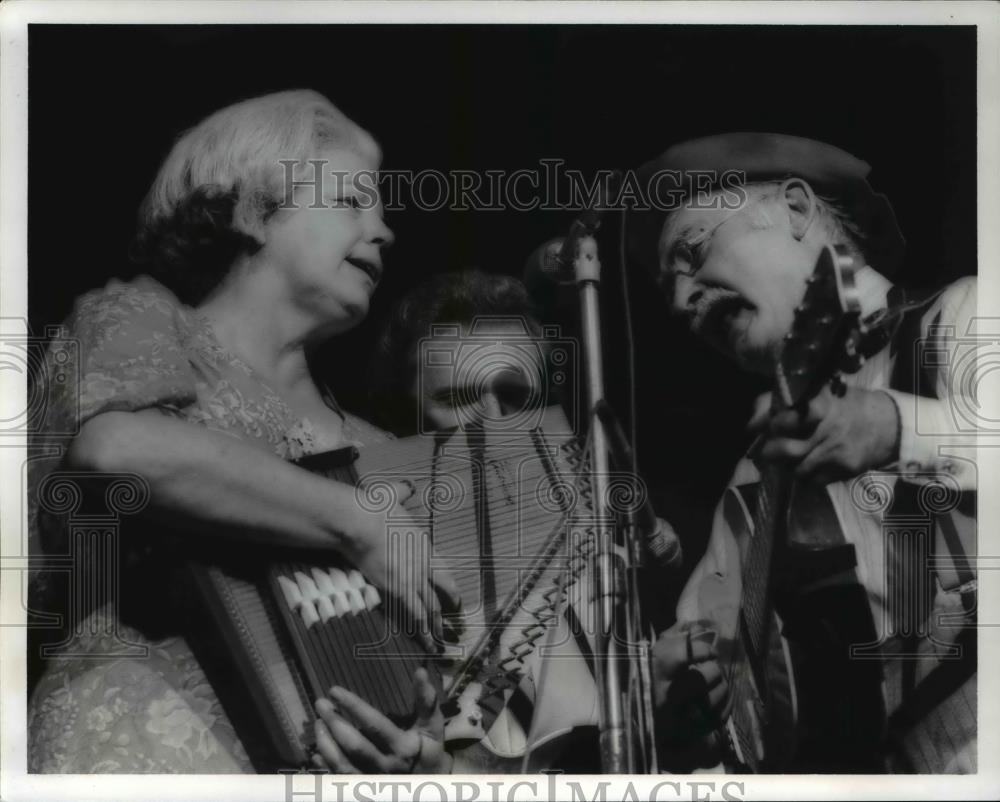 1979 Press Photo Ramona Jones appears on stage with her husband Grandpa Jones - Historic Images