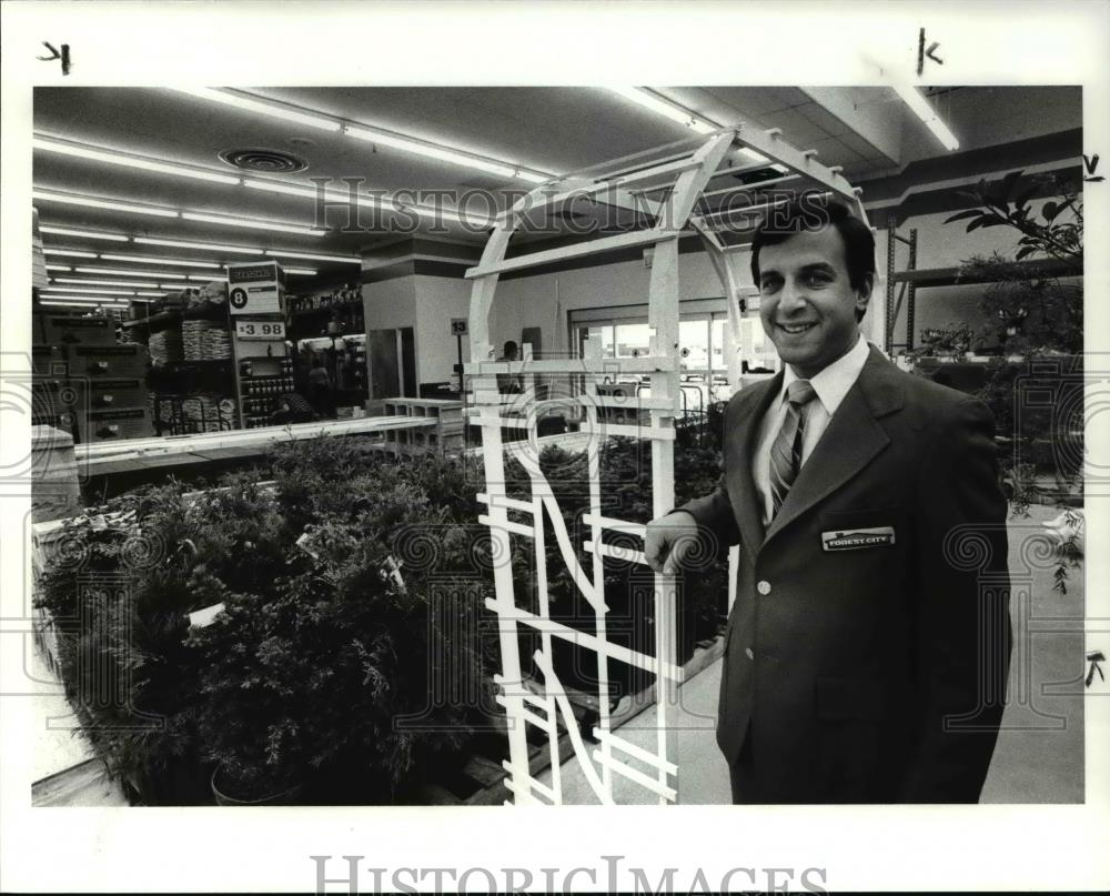 1986 Press Photo Store Manager Ray La Rocca, Jr - cva37638 - Historic Images