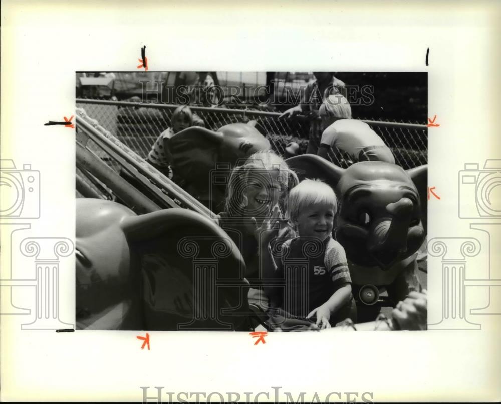 1982 Press Photo Children enjoying the Elephant Ride - cva37642 - Historic Images