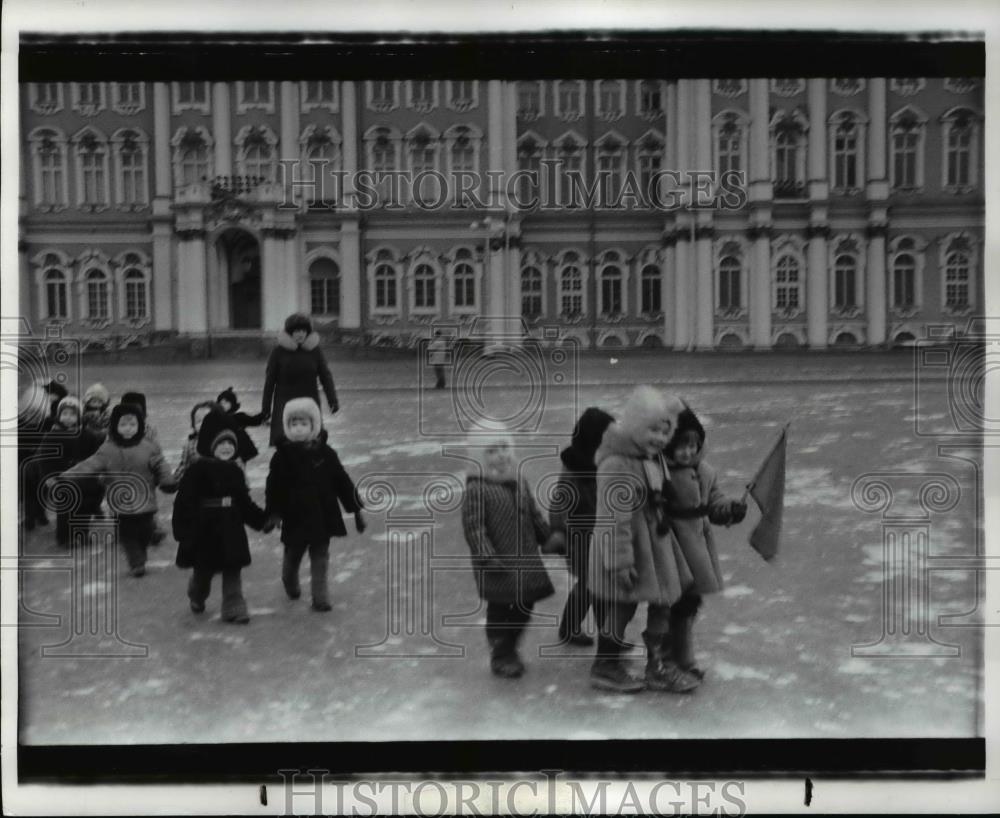 1984 Press Photo Leningrad pre-school children walking past the Winder Palace - Historic Images
