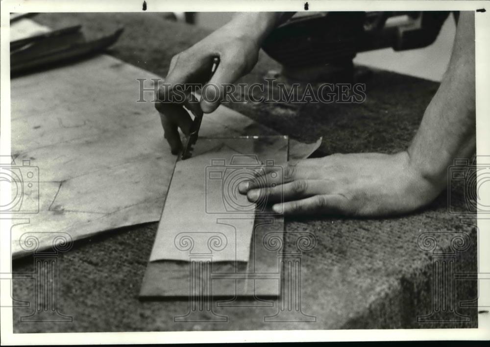 1982 Press Photo Artist Cary Ferguson cutting glass - cva37675 - Historic Images