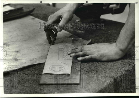 1982 Press Photo Artist Cary Ferguson cutting glass - cva37675 - Historic Images