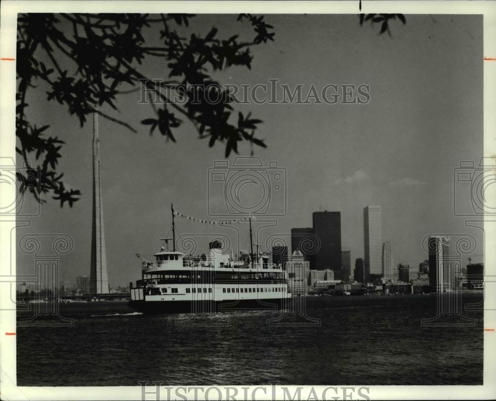 1987 Press Photo A sailing ship in Toronto Ontario Canada - cva37697 - Historic Images