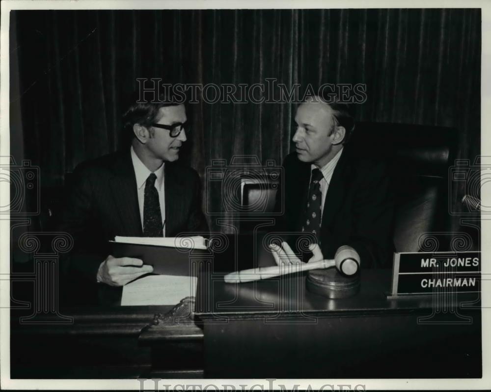 1981 Press Photo Donald Pease confers with Mr. James, House Budget head - Historic Images
