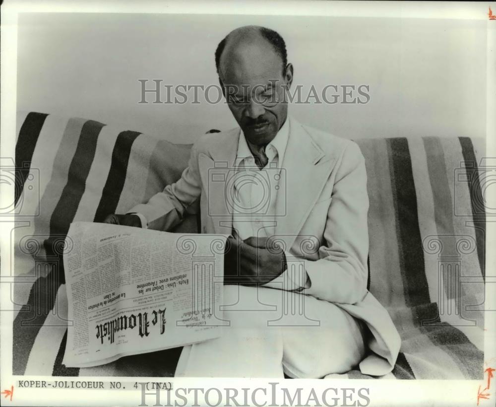 1981 Press Photo Aubelin Jolicoeur reads the newspaper - cva37717 - Historic Images