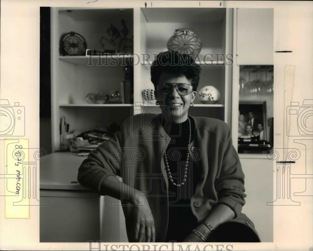 1992 Press Photo Adrienne Jones smiles during the photo shoot - cva37718 - Historic Images