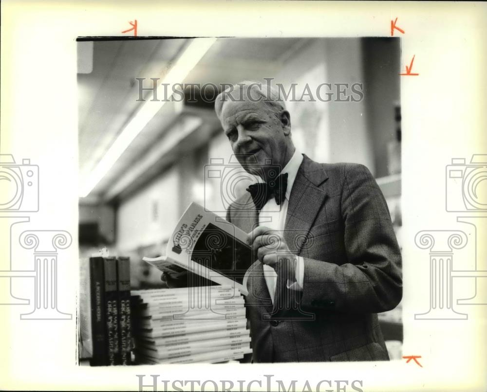 1979 Press Photo Bill Jones smiles as he reads a book - cva37720 - Historic Images