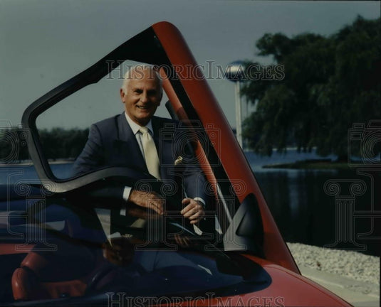 1996 Press Photo Chuck Jordan poses with his car - cva37721 - Historic Images