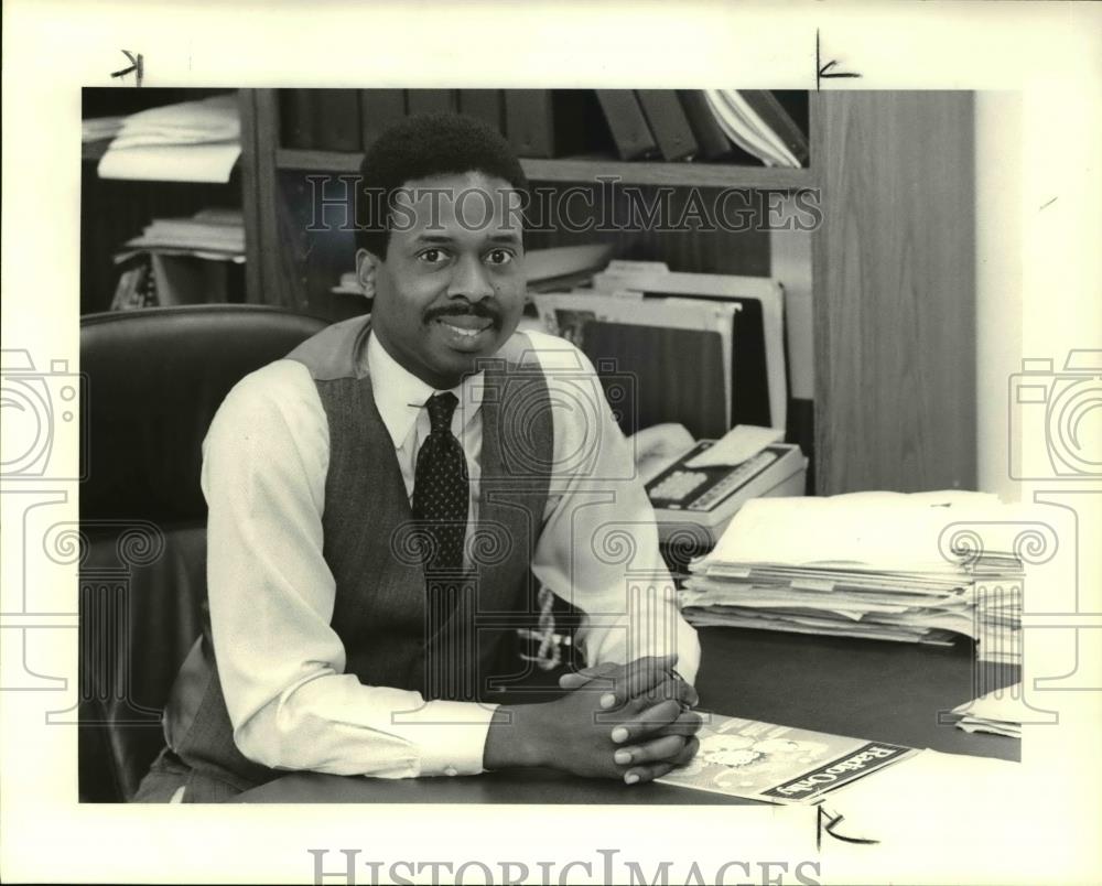 1984 Press Photo Zemira Jones at his desk - cva37726 - Historic Images