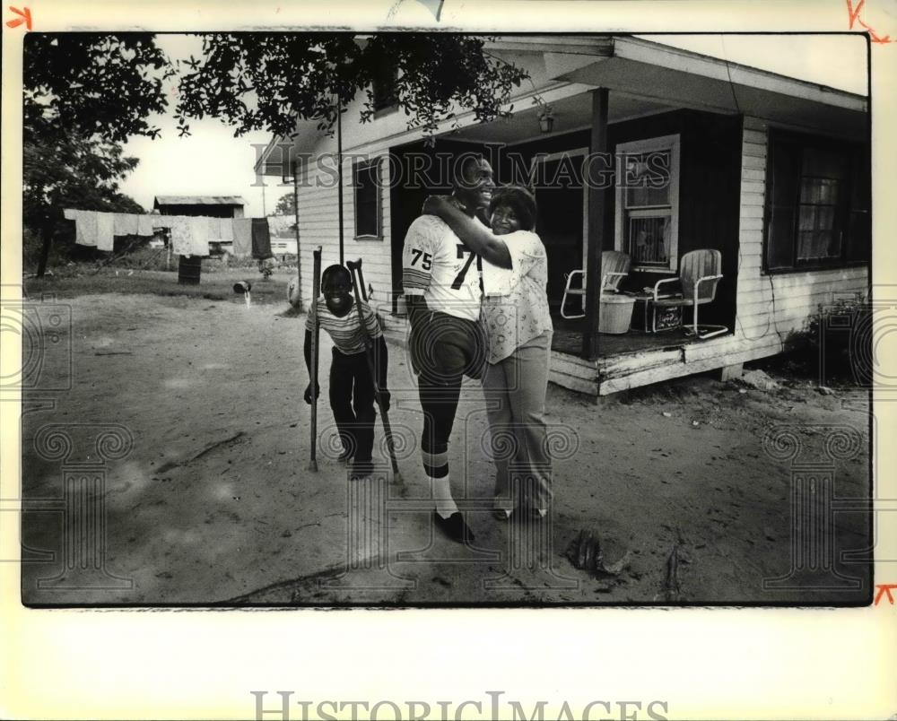 1980 Press Photo One legged athlete Carl Joseph &amp; mother Gladys Davis - Historic Images