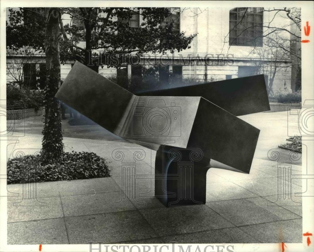 1981 Press Photo Clenent Meadmore's Branching Out at the Cleveland Museum of Art - Historic Images