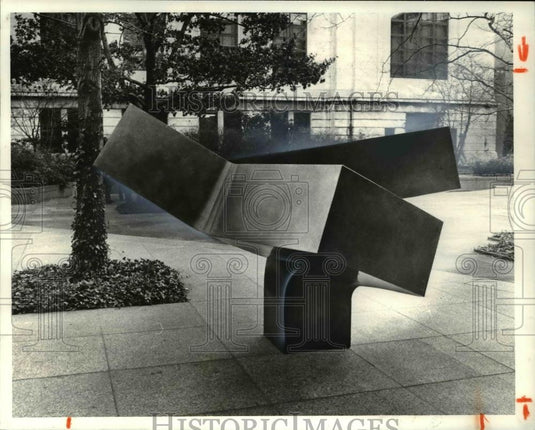 1981 Press Photo Clenent Meadmore's Branching Out at the Cleveland Museum of Art - Historic Images