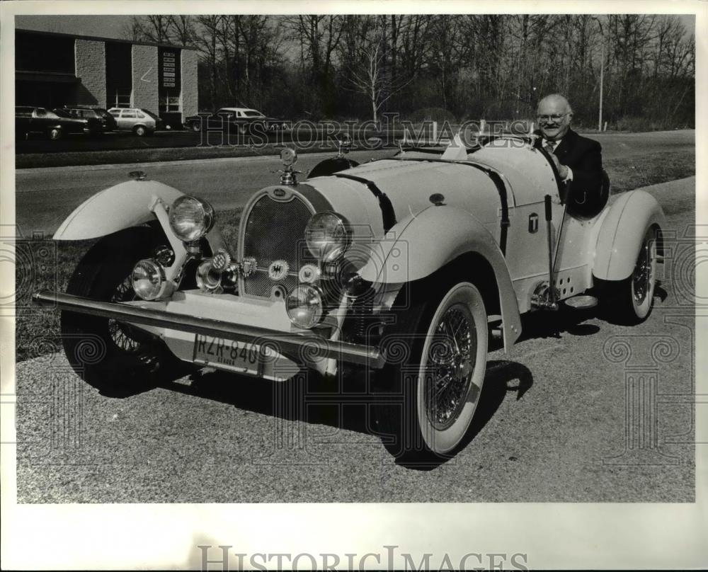 1985 Press Photo Jensen w/ auto imitation Bugatti Kurt E. Mirisch - cva37825 - Historic Images
