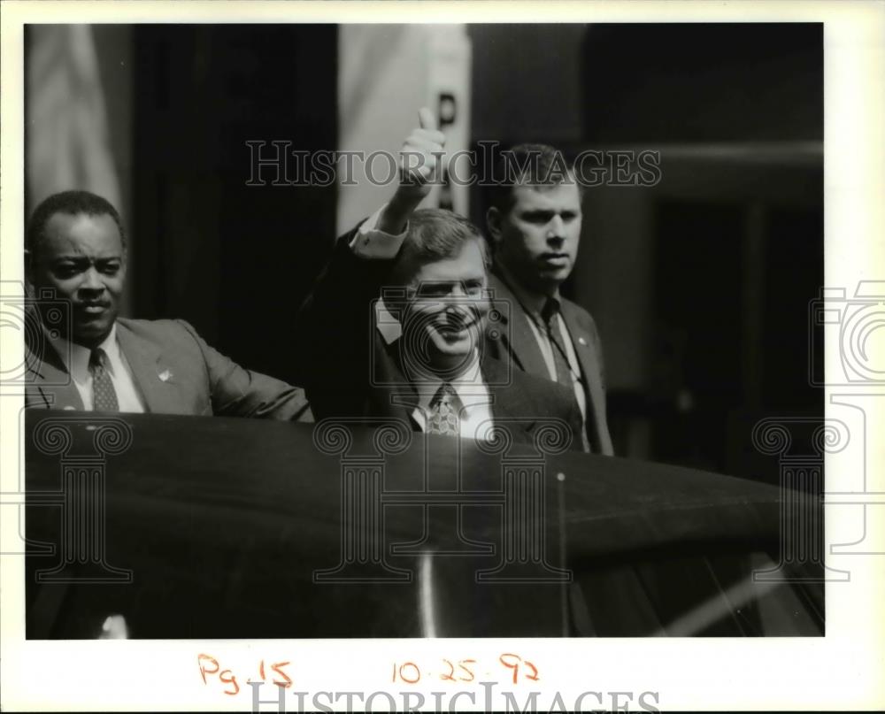 1992 Press Photo Daniel Quayle, U.S. vice president gives thumbs up - cva37832 - Historic Images