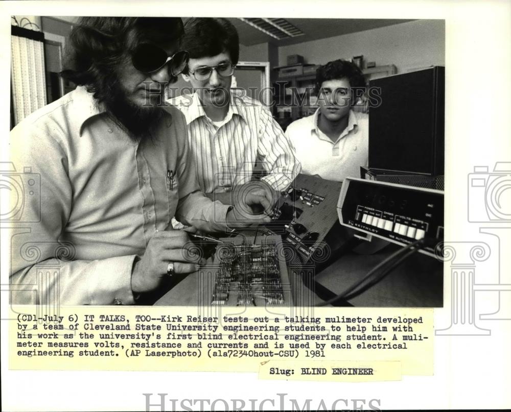1981 Press Photo Kirk Reiser tests a talking mulimeter at Cleveland University - Historic Images