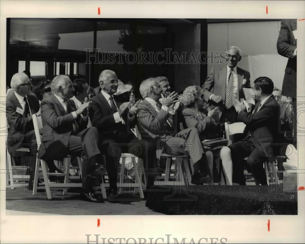 1991 Press Photo Architect James Stewart Polshek gets applauded for his design - Historic Images