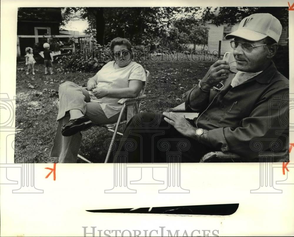 1980 Press Photo Louis Reynolds and wife sits in Willard garden - cva37882 - Historic Images