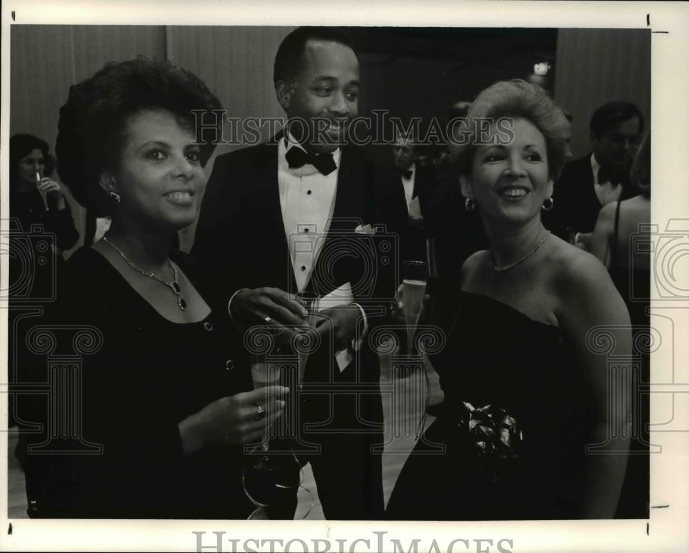 1990 Press Photo Melvin Pye enjoys his drinks with friends - cva37883 - Historic Images
