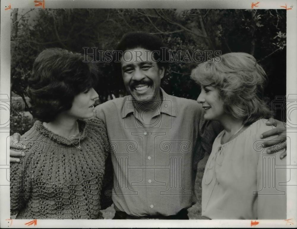 1980 Press Photo Richard Pryor smiles with the girls - cva37884 - Historic Images