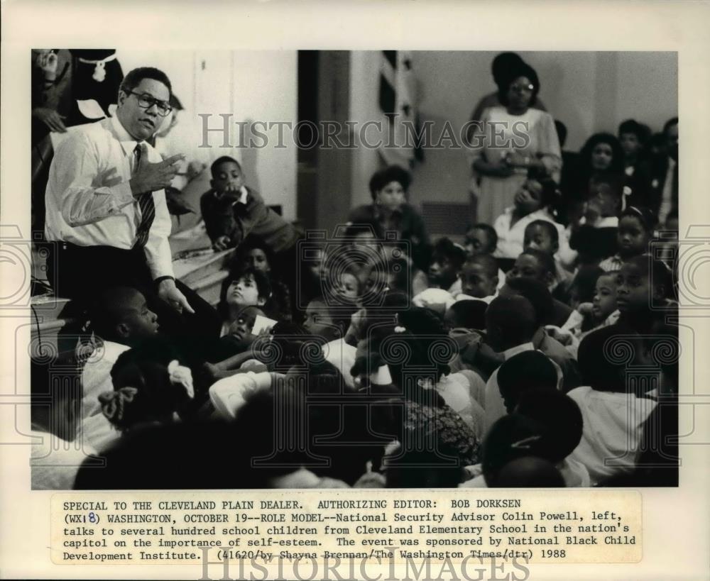 1988 Press Photo National Security Adviser Colin Powell at Cleveland Elementary - Historic Images