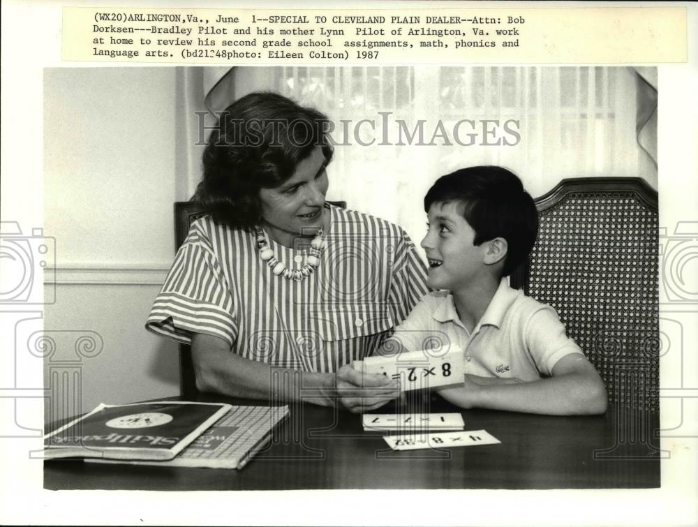 1987 Press Photo Bradley Pilot &amp; his mother Lynn helps with his assignments - Historic Images