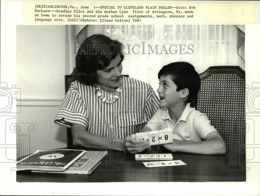 1987 Press Photo Bradley Pilot & his mother Lynn helps with his assignments - Historic Images