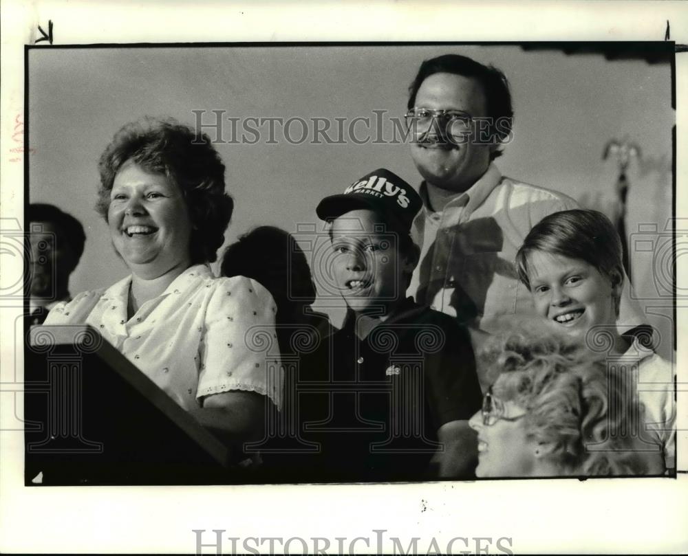 1984 Press Photo Lotto winner Sheila Kelly w/ sons Jim &amp; Steve &amp; husband - Historic Images