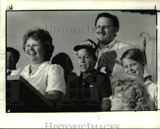 1984 Press Photo Lotto winner Sheila Kelly w/ sons Jim & Steve & husband - Historic Images