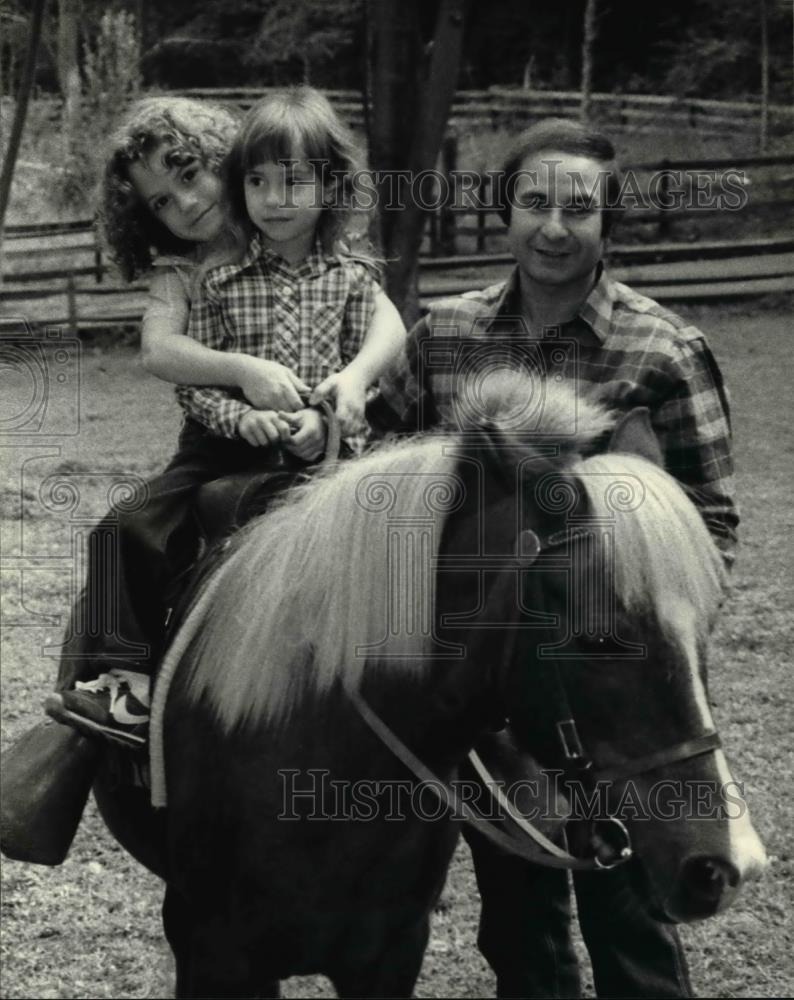 1979 Press Photo Homebuilder Negrelli Robert, daughter Kristyn &amp; A. Garland - Historic Images
