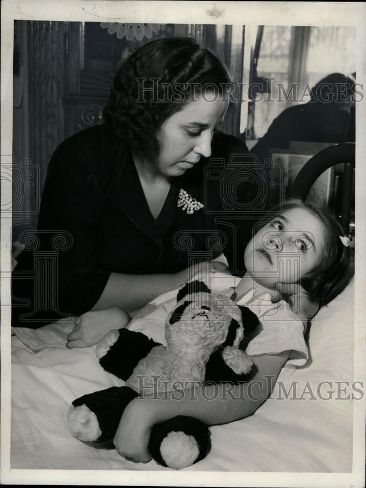 1942 Press Photo Elaine Esposito, Victim Encephalitis, Mother Lucille ...