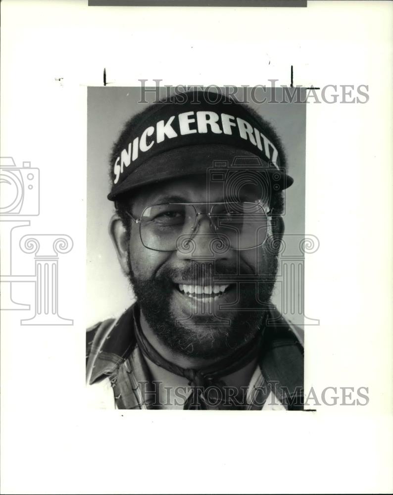 1991 Press Photo Ed Parker Owner of Snickerfritz Art Gallery and art teacher - Historic Images